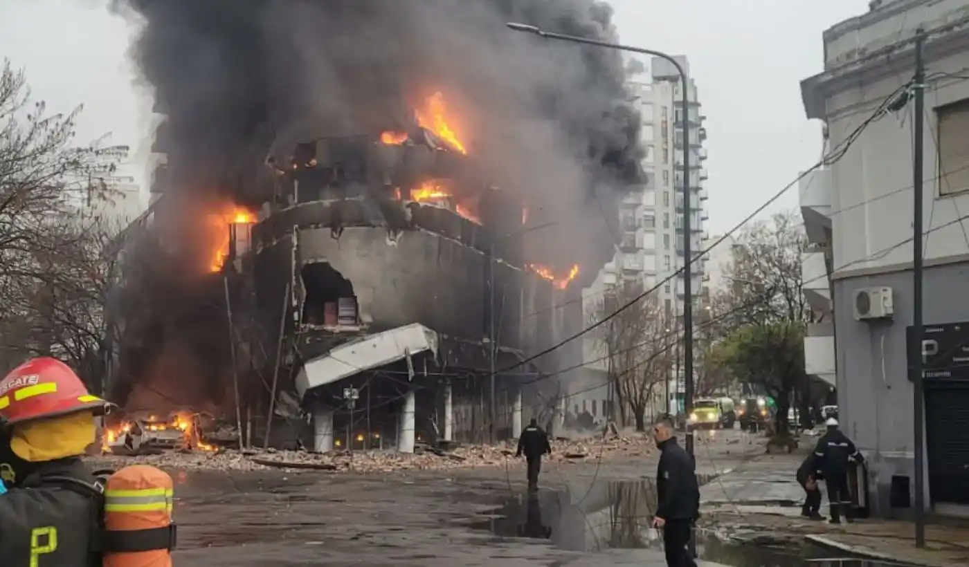 Un incendio colapsó un edificio y desató pánico en pleno centro de La Plata: así caían heladeras y lavarropas a la calle