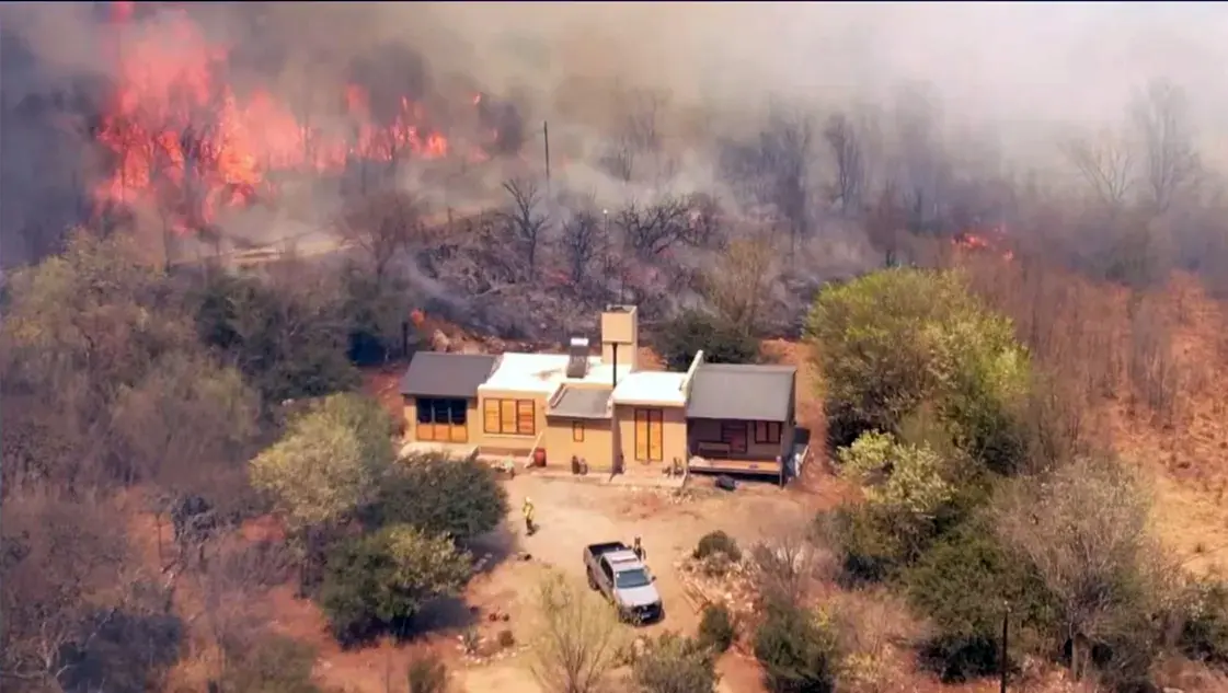 Incendios en Córdoba: vecinos juntan agua para apagar el fuego y evacúan algunos barrios