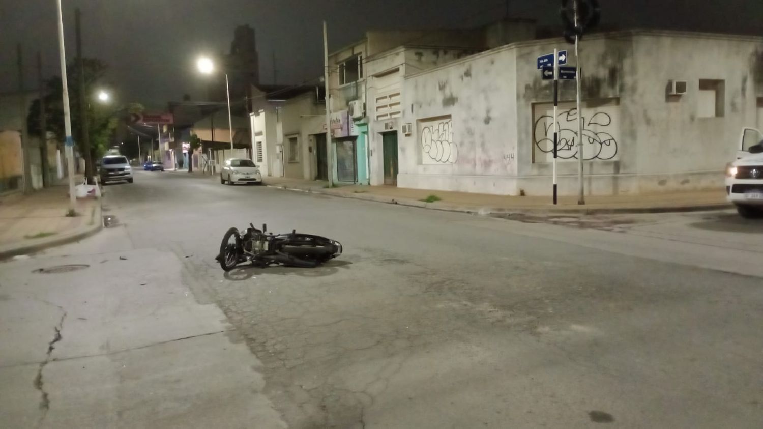Una motociclista se fracturó el fémur en un accidente