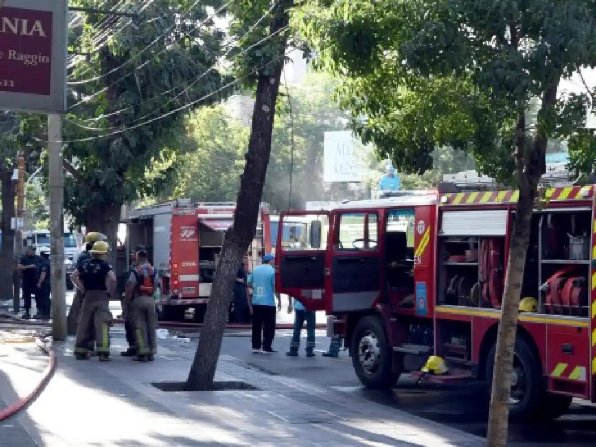 Voraz incendio en un centro comercial de Mendoza arrasó con 85 locales