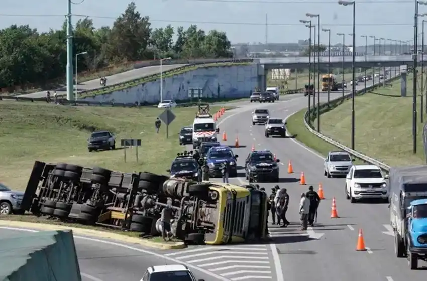 Un camión que transportaba yerba volcó en plena autopista Rosario-Buenos Aires