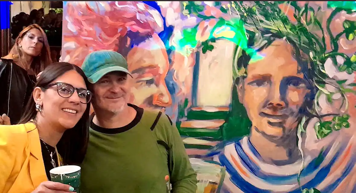 Hernán Ricaldoni. Con el cuadro que pintó durante la fiesta de San Patricio