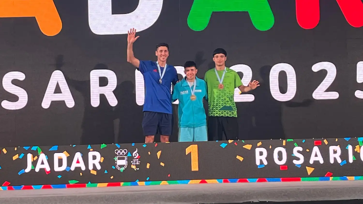 Agustín Peluso con la medalla de oro en Patín Carrera.