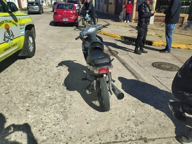 La moto en la que se movilizaba el herido.