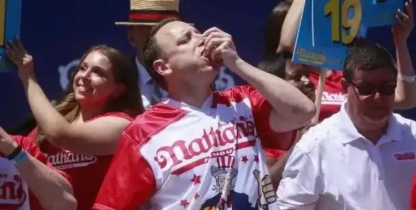 Se comió 63 panchos, batió un nuevo récord y le pegó a un manifestante