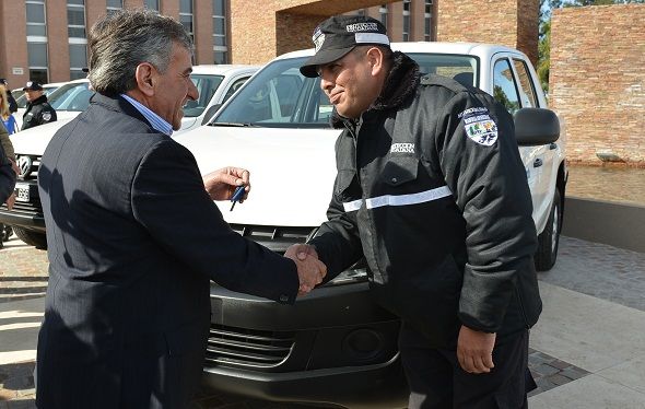 Malvinas Argentinas: Cariglino entregó móviles policiales junto a directivos de Coto
