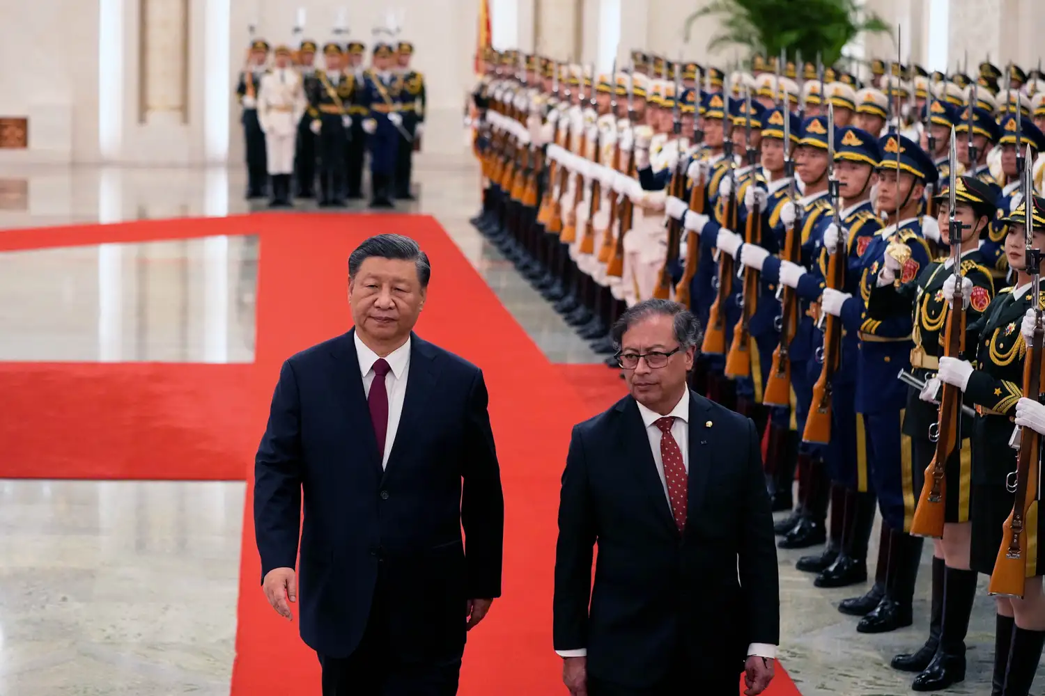 Xi Jinping y Gustavo Petro, en el Gran Salón del Pueblo en Beijing.