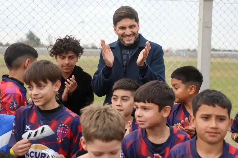 Pullaro aplaude a los pequeños futbolistas