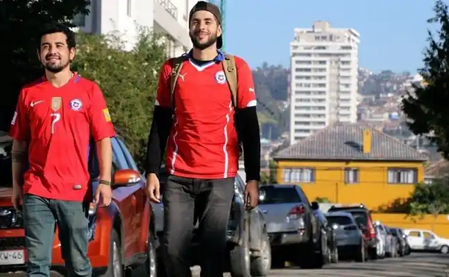 Chilenos partieron a pie hacia Rusia y en Perú se enteraron sobre la eliminación
