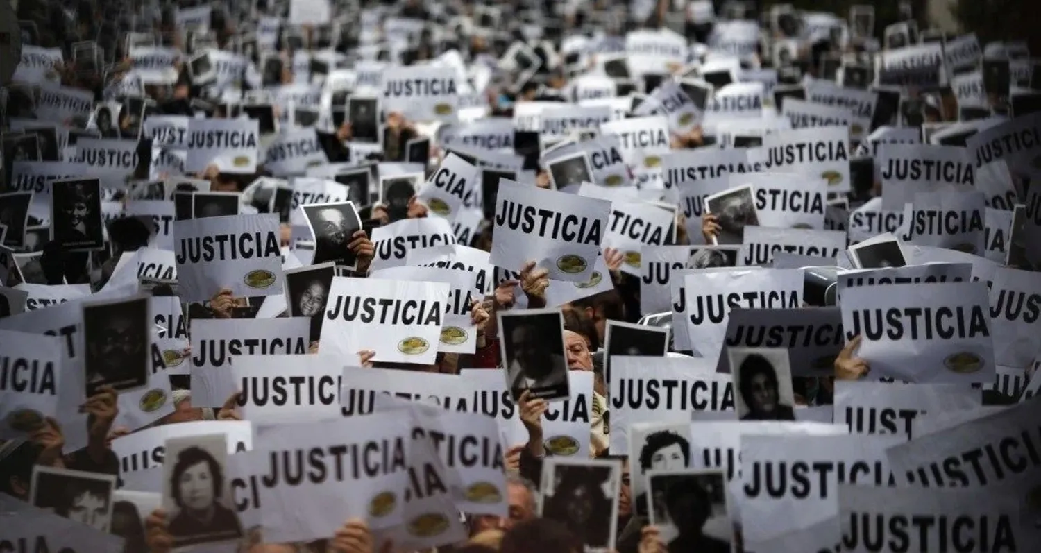 Habrá que ver si luego de tres décadas se puede avanzar en el juicio por ausencia y que llegue la condena para quienes cegaron las 85 vidas en la Argentina. Foto: Archivo