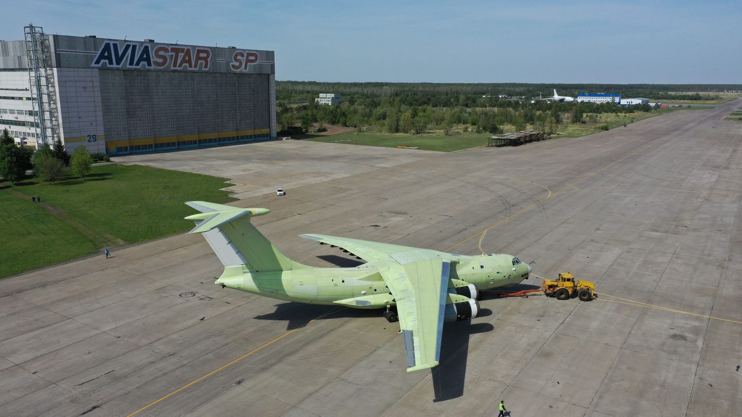 El primer IL-76MD-90A sale de la nueva y mejorada línea de ensamblaje