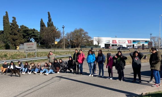 Alumnos de la secundaria de Villa Alduncin realizaron una sentada para pedir calefacción