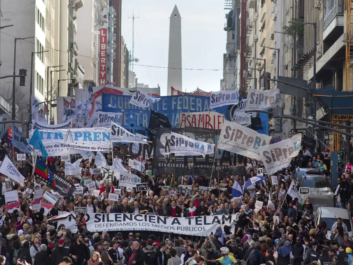 Masiva movilización para reclamar la reincorporación de los 357 despedidos de Télam 