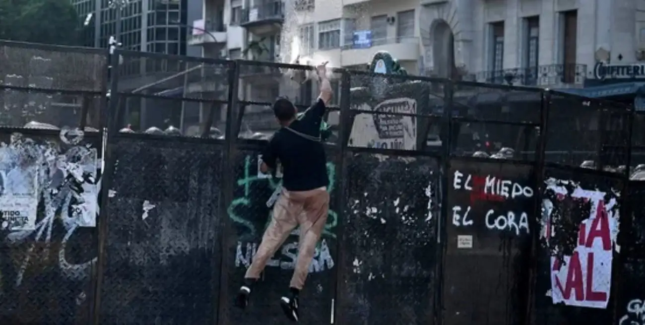 Pasadas las 18, un grupo de manifestantes logró derribar las vallas del operativo de seguridad. Crédito: NA