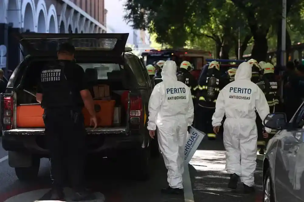 Peritos de la división anti terrorismo.