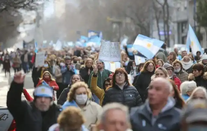9J: Realizaron un banderazo para protestar contra el Gobierno Nacional