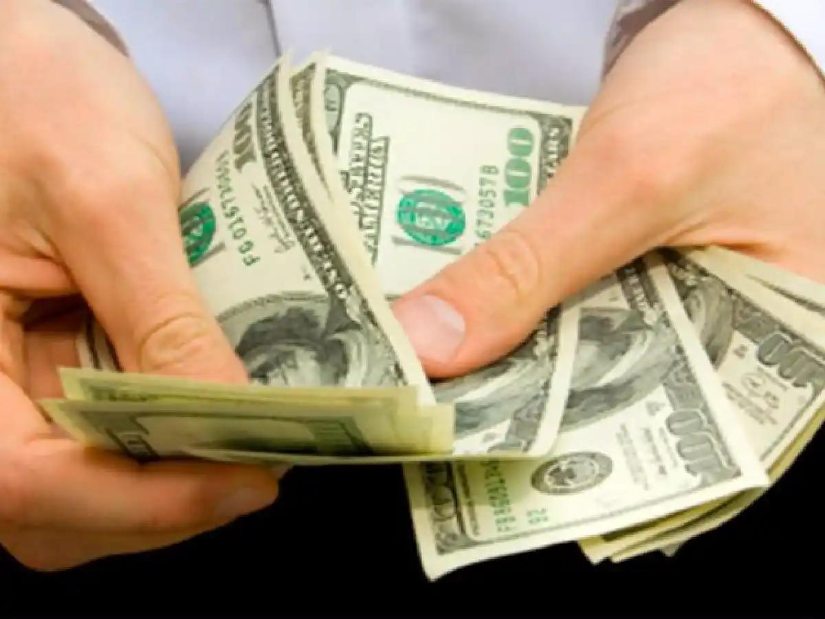 El dólar cerró la semana con un nuevo récord