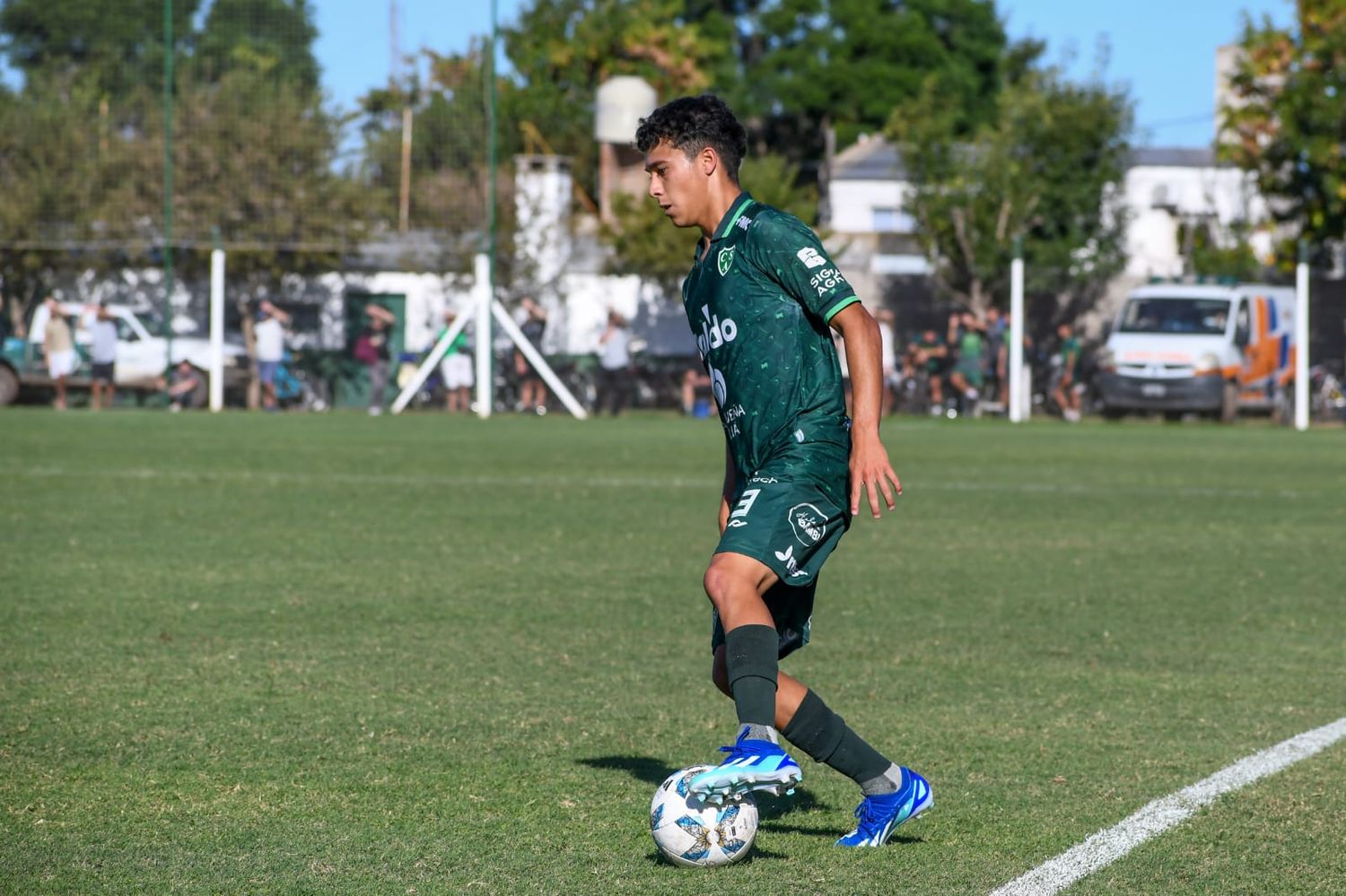 Bernardo Vitterbo llegó en enero a Sarmiento, se ganó la titularidad en su categoría y ya fue pasado a reserva.