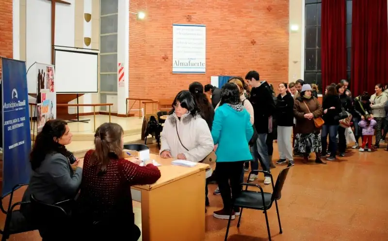Comienza la entrega de las tarjetas del programa de becas "Tandil Estudia 2018"