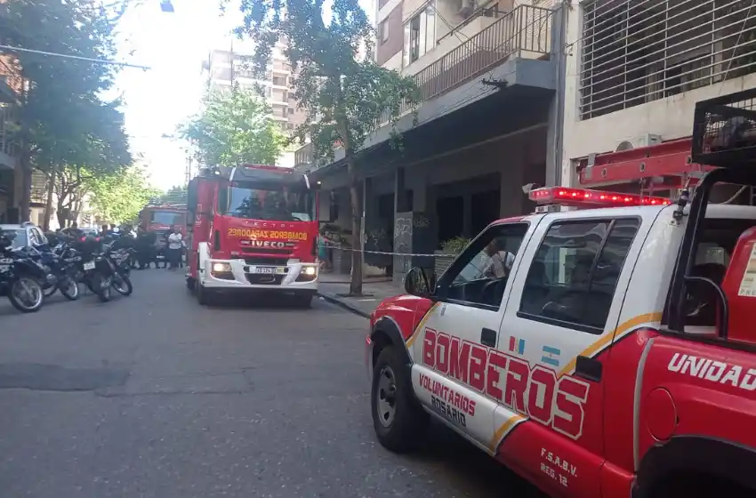 Evacuaron un edificio por un incendio en barrio Martin y los Bomberos trabajan para apagar las llamas