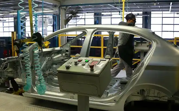 Se acentuó la caída de la industria y de la construcción