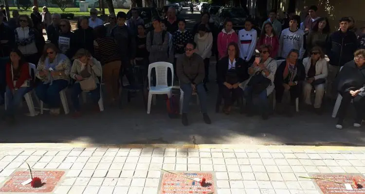 Las baldosas que recuerdan a tres desaparecidos que estudiaron en la escuela Normal