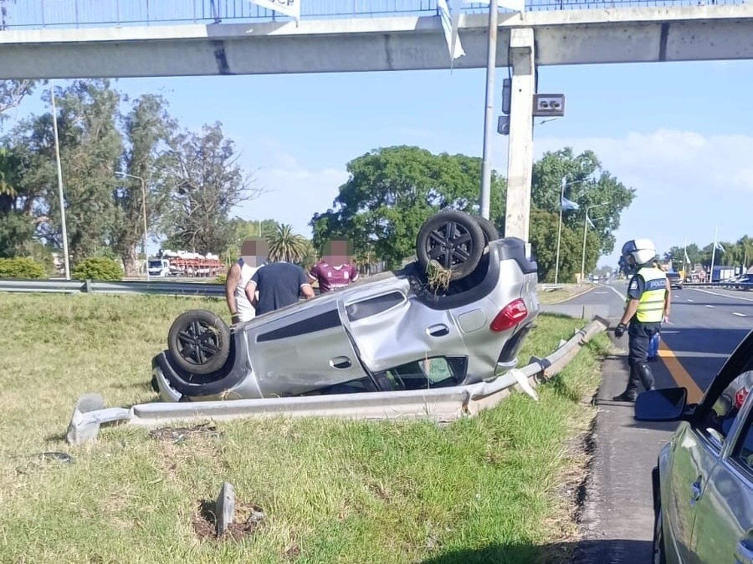 Mañana trágica en Ruta 2: un ciclista murió atropellado en La Plata y un conductor volcó su auto en Castelli