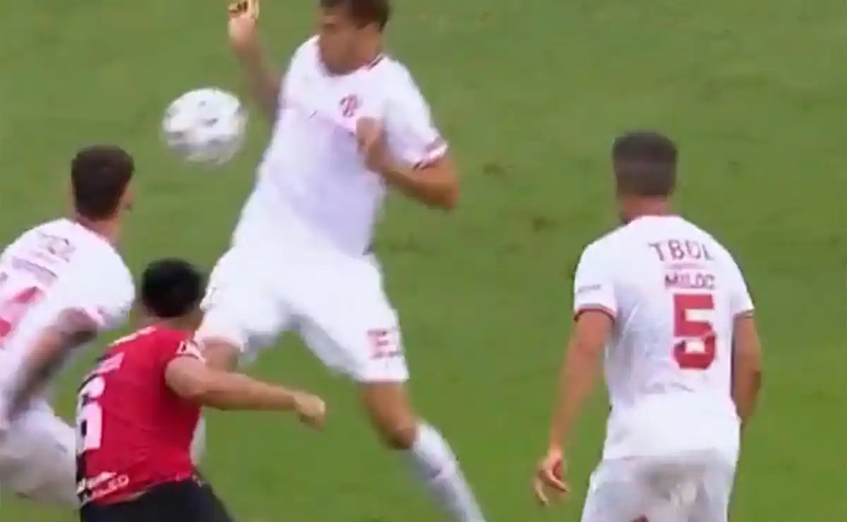 Barracas derrotó en su cancha a Newell's, con un arbitraje cuestionable.