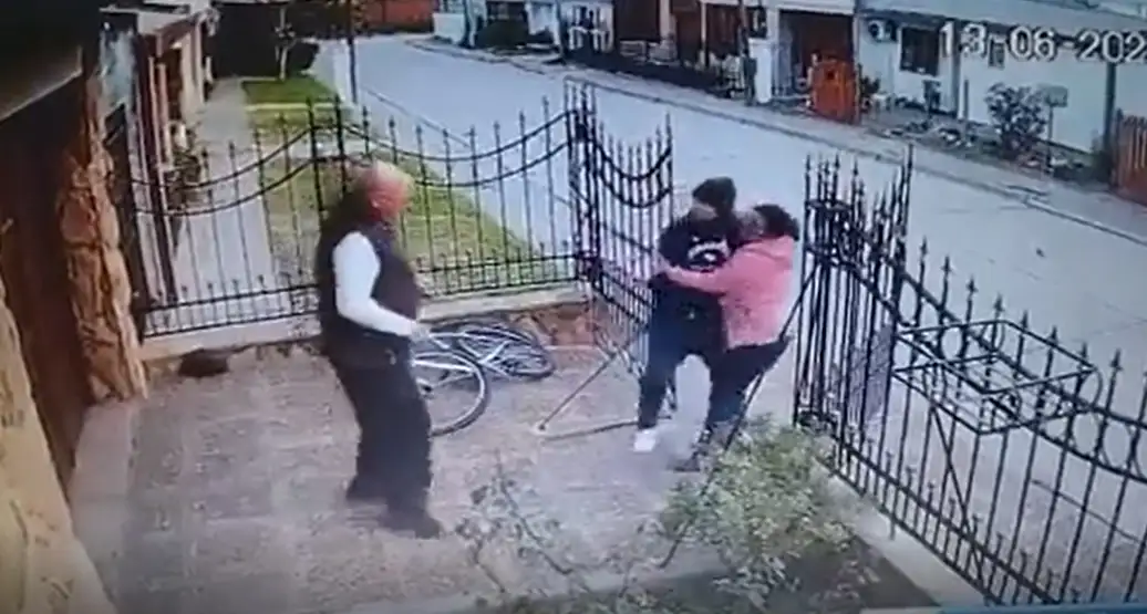La secuencia quedó grabada por las cámaras de video.