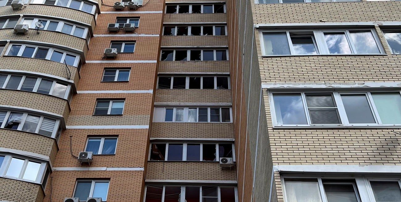 Ventanas rotas de un edificio residencial de varios pisos luego de un presunto ataque con drones ucranianos en Moscú, Rusia, el 7 de septiembre de 2023. Foto: Reuters.