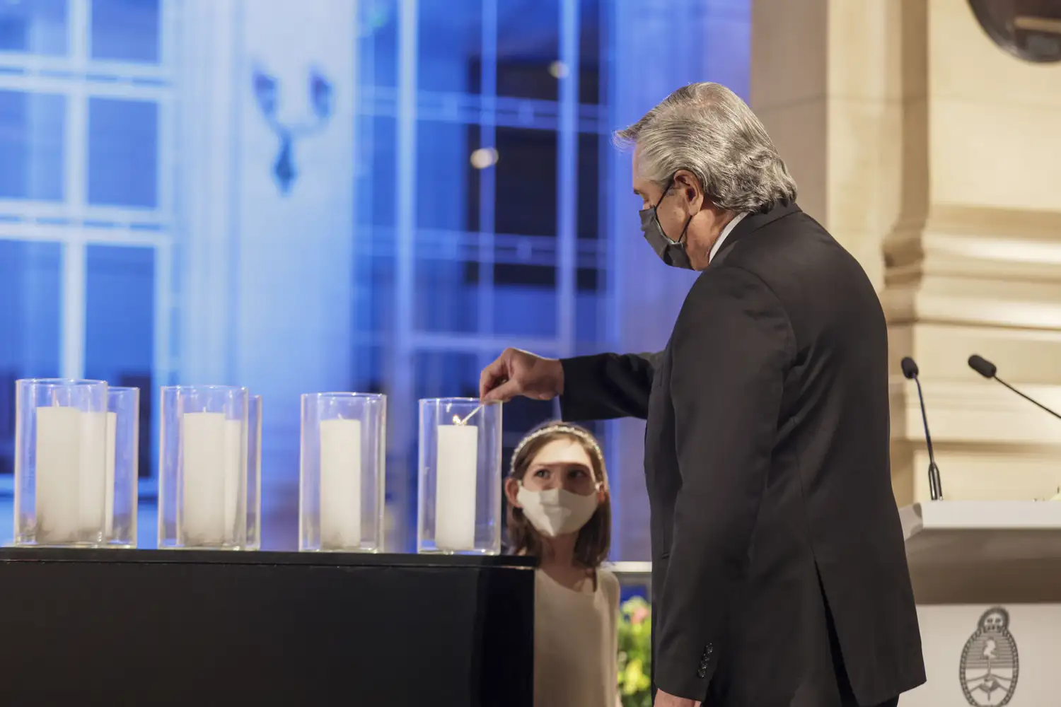 FT ACTO

Alberto Fernández enciende una vela en el homenaje que se le realizó a las víctimas de la pandemia.