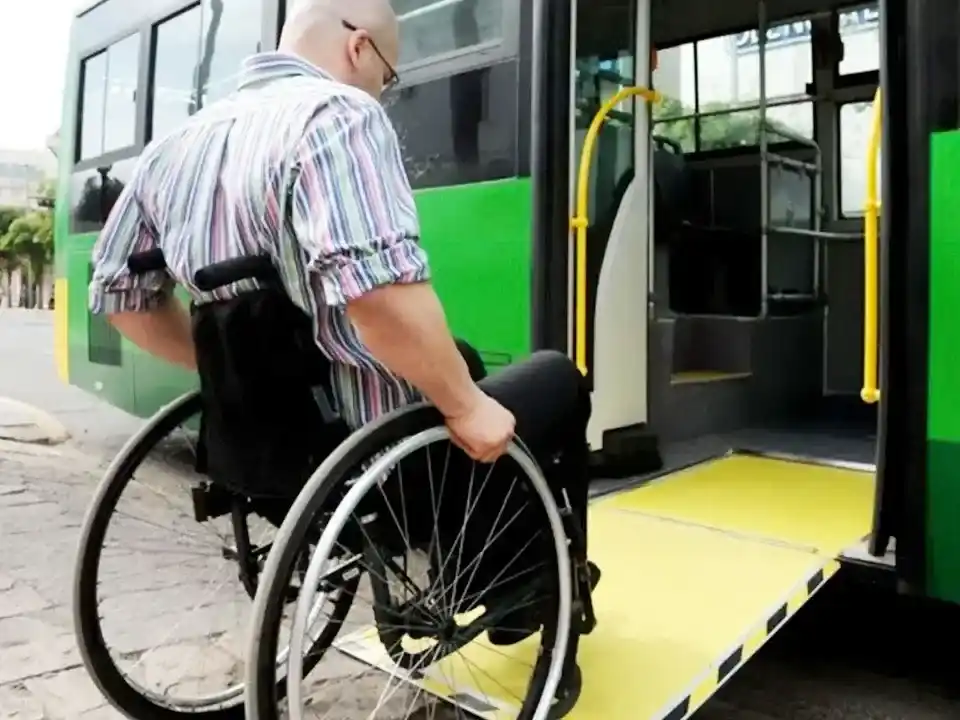 El Estado anunció que las personas con discapacidad podrán viajar en trenes y colectivos sin certificado