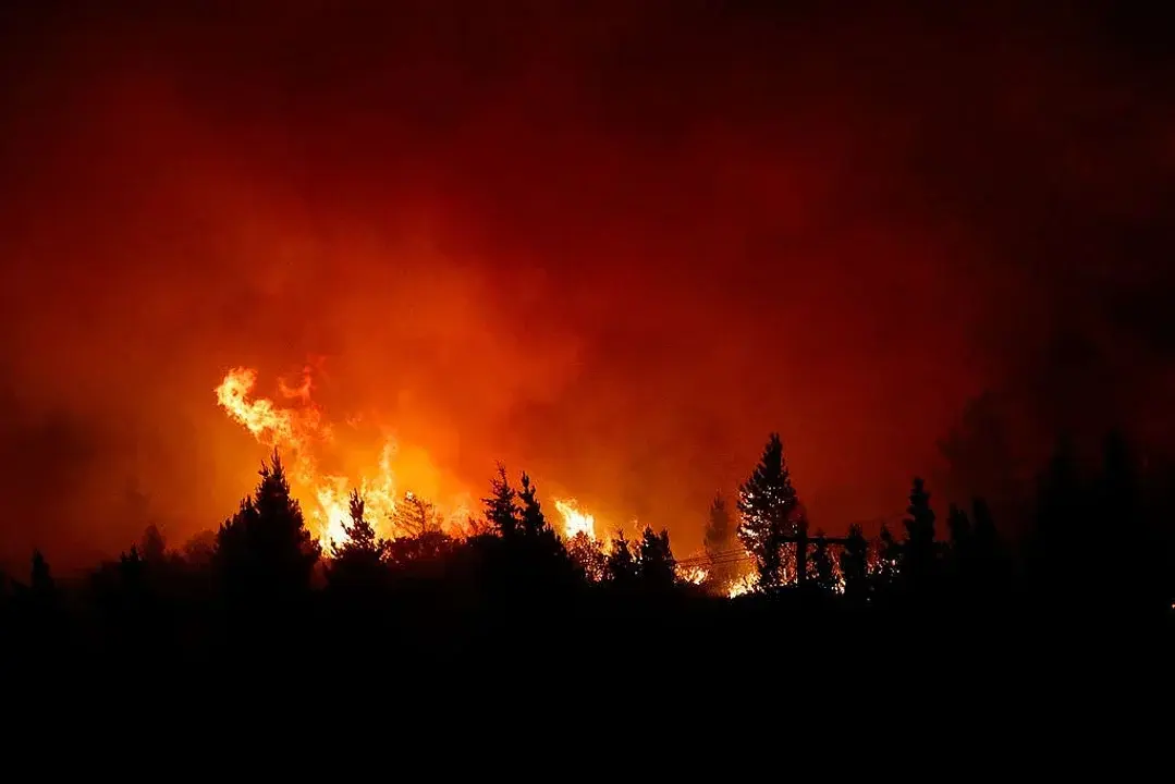 El fuego en Epuyen, visto a través de la lente de Matías Garay, de Greenpace. Foto: Agencia Noticias Argentinas - Matías Garay, de Greenpace.