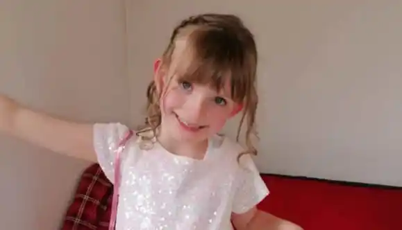 Una pareja y sus dos hijas comían un asado en el jardín y el vecino les disparó