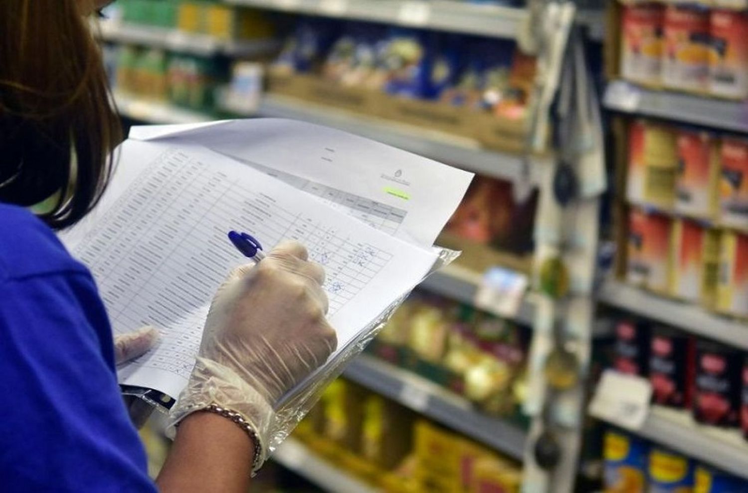 Clausuraron un supermercado chino de Fisherton por sobreprecios: tenía 17 artículos por encima del valor estipulado