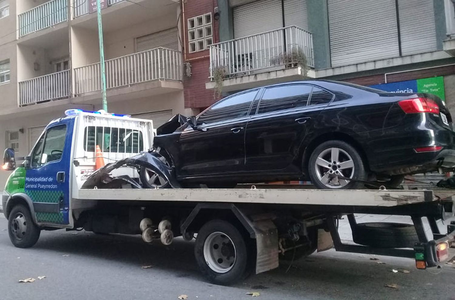 Se tragó un auto estacionado, escapó y lo detuvieron: iba alcoholizado