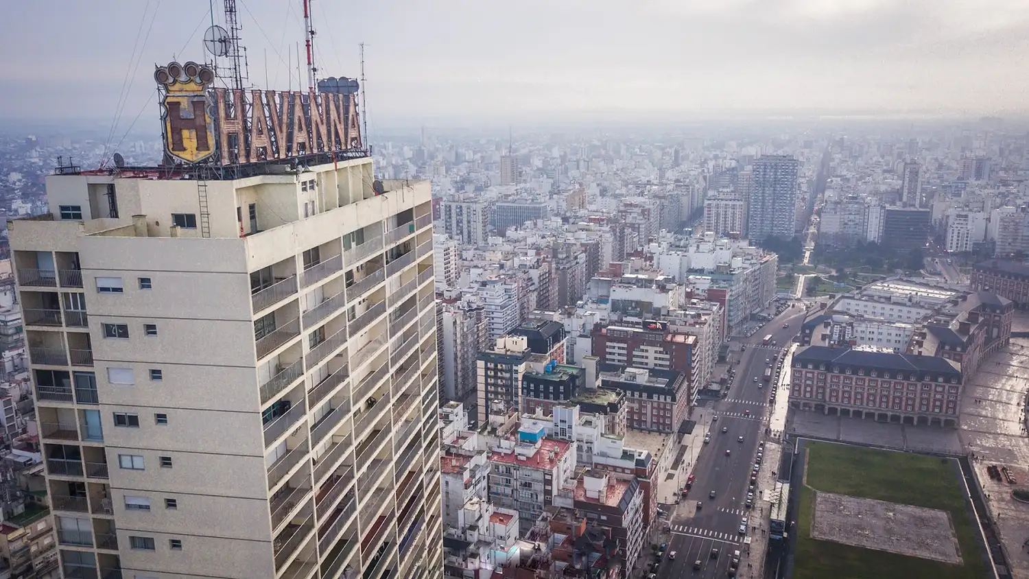 Inaugurado en 1969, este icónico rascacielos sigue siendo el más alto de la ciudad con sus 125 metros.