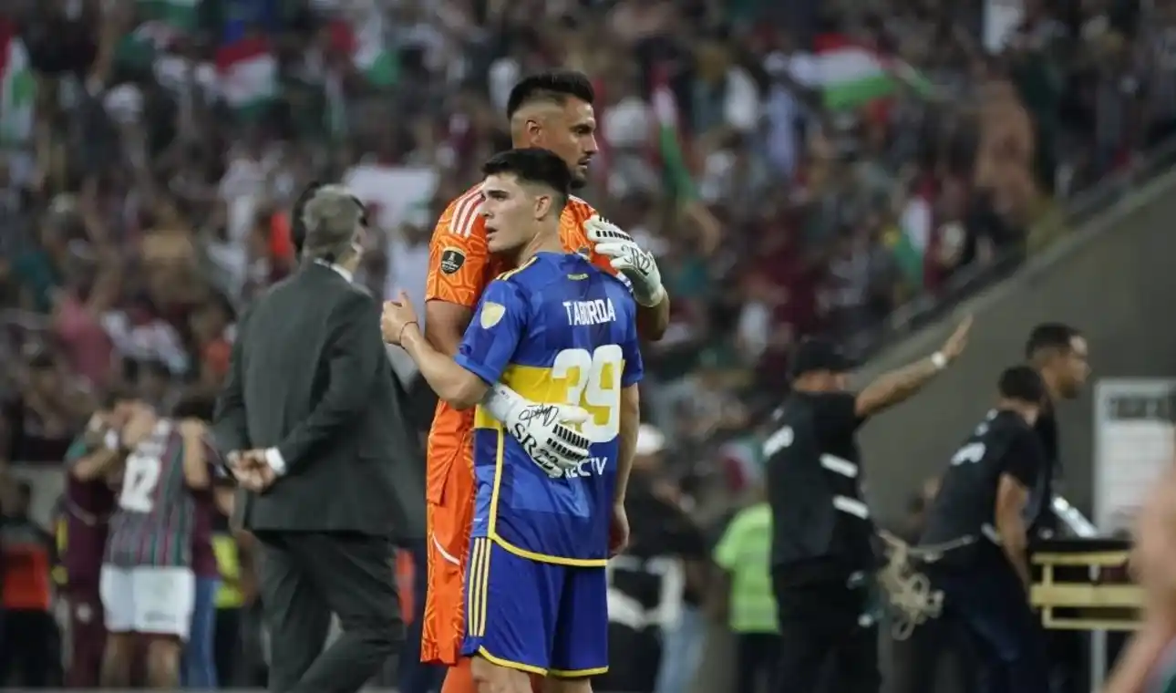 Vicente es contenido por "Chiquito" Romero tras finalizar el partido. Mariano Herrón, técnico interino tras la renuncia de Almirón no lo convocó al gualeguayense Taborda para enfrentar a San Lorenzo este miércoles la fecha 12 de la Copa de la Liga y comentó que fue una decisión técnica.