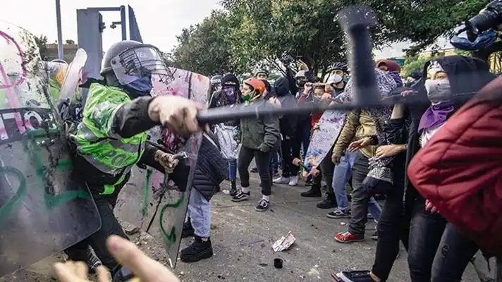 SE AGRAVA LA CRISIS EN COLOMBIA: Alcalde de Cali exige renuncia a su gabinete