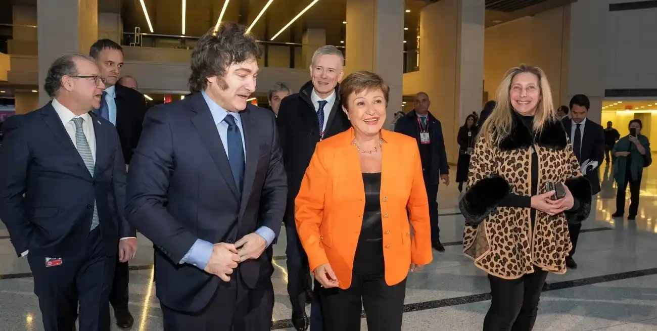 La comitiva argentina junto a los directivos del Fondo. Crédito: FMI