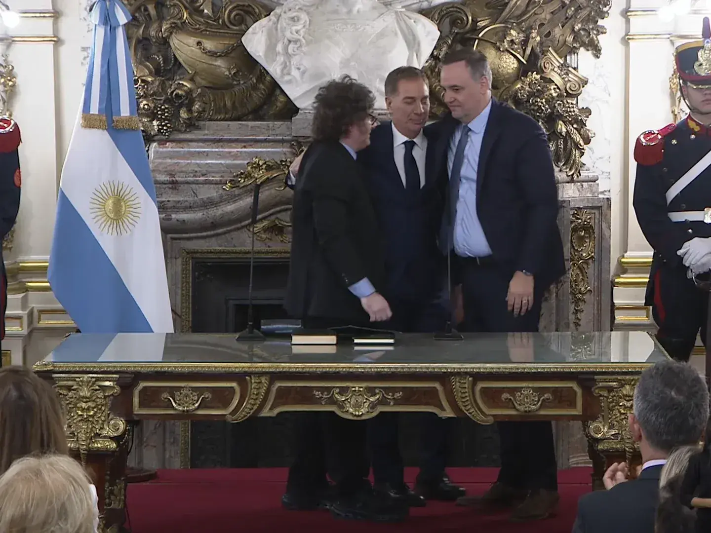 Adorni escoltó al nuevo jefe de gabinete en su jura