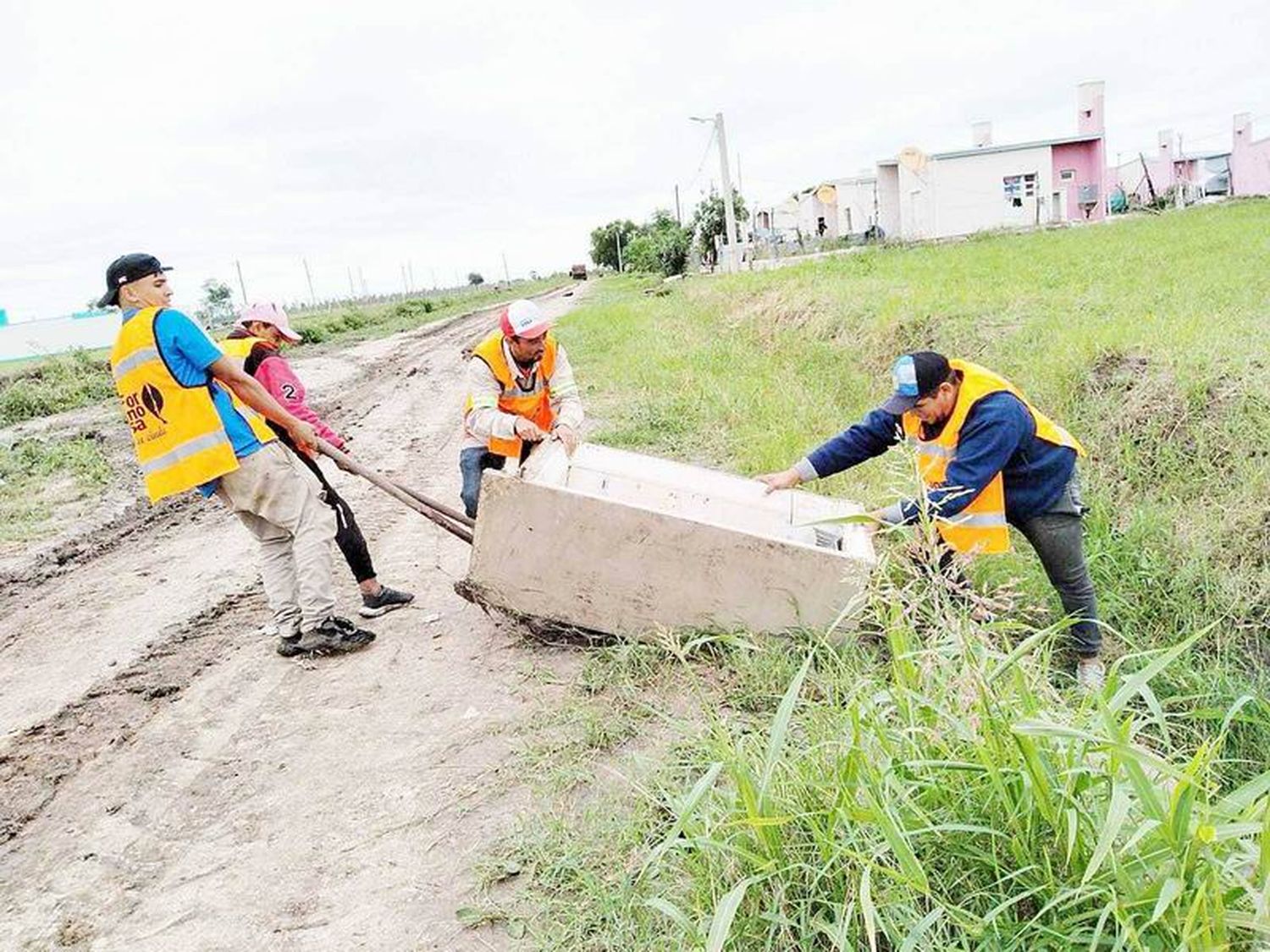 Trabajos de mantenimiento en accesos 
de tierra y en desagües a cielo abierto