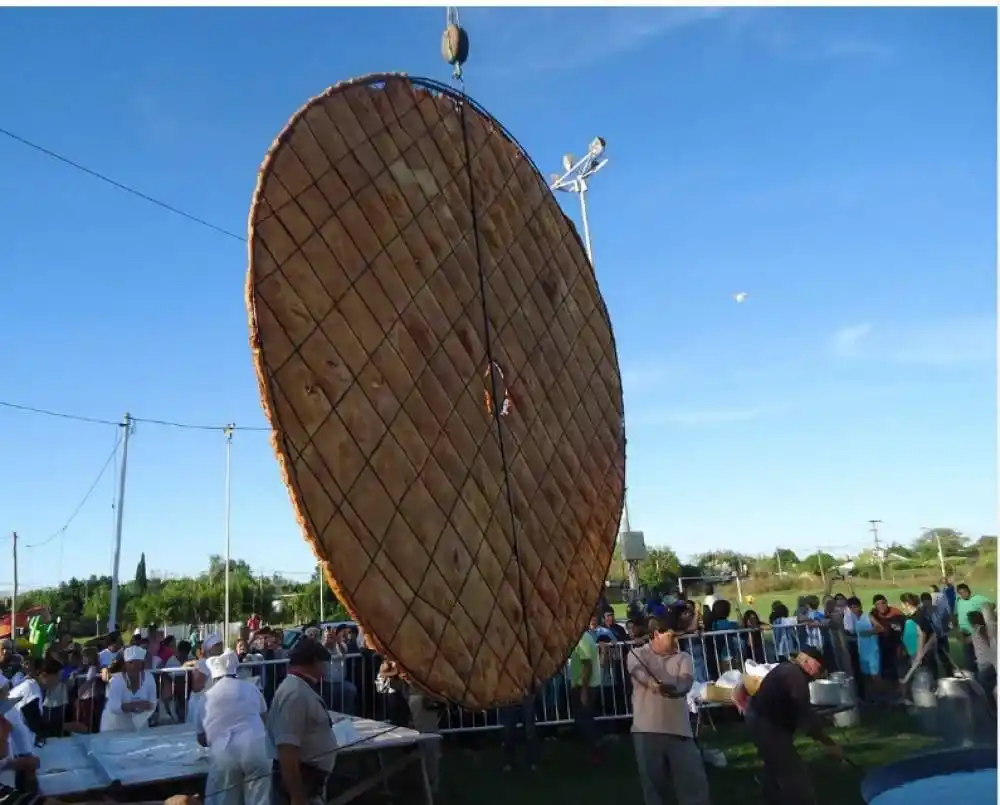 Se viene la torta frita más grande del mundo