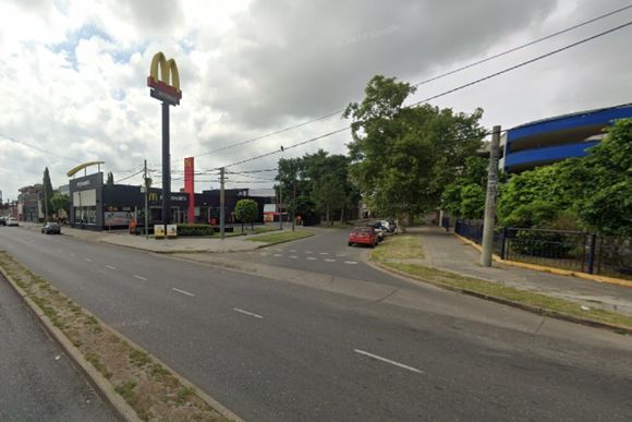 Entró a robar a un local de comida rápida de zona noroeste con dos cómplices y fue detenido