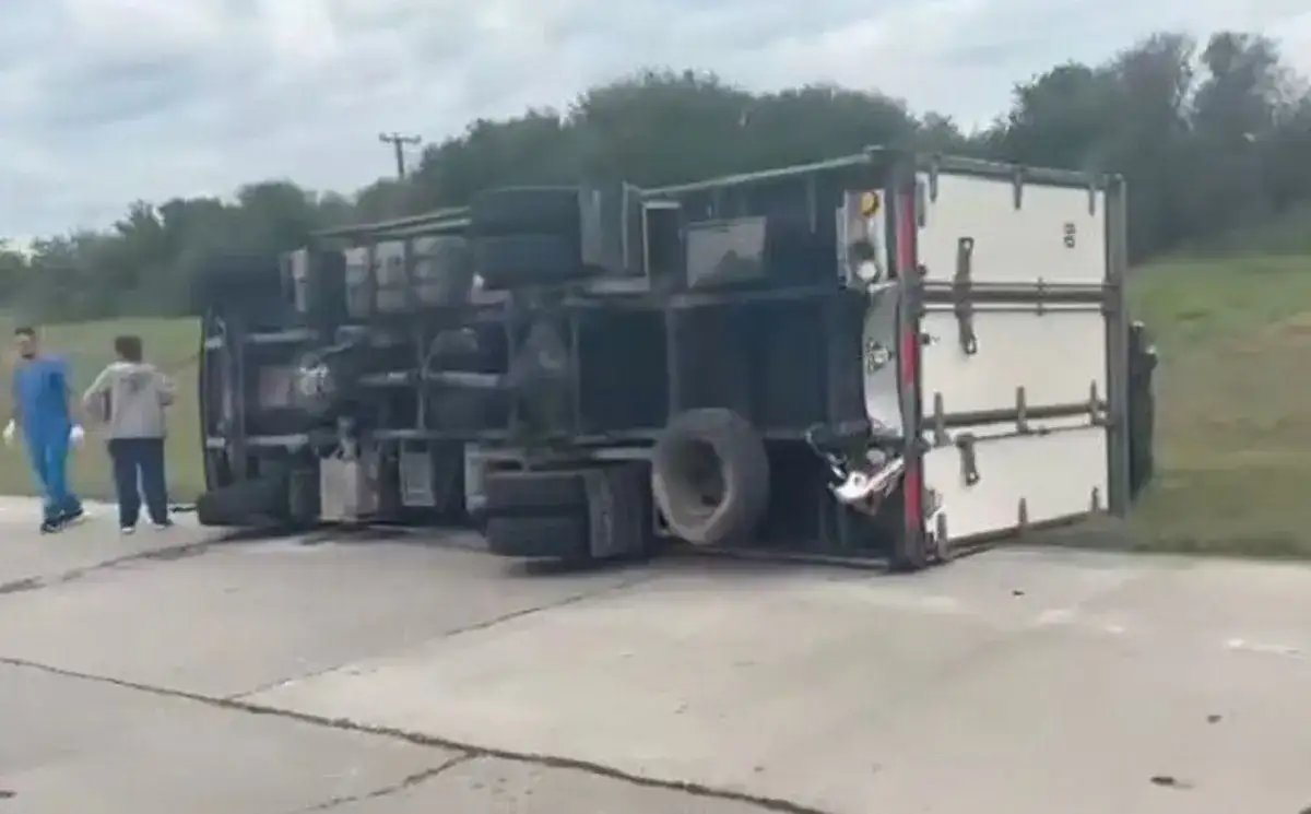 Ruta 14: choque entre camioneta y camión terminó con un vuelco