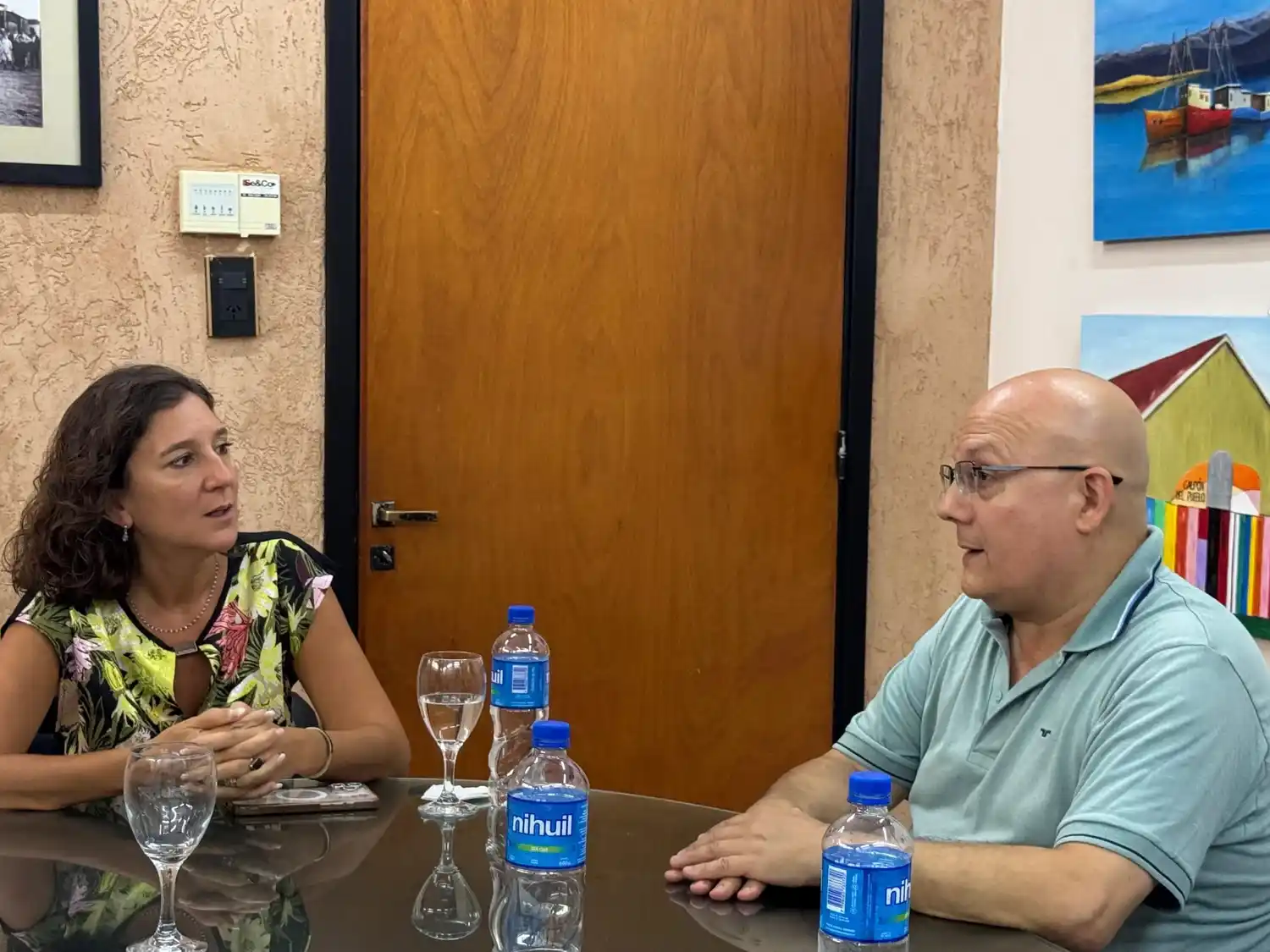 La senadora junto al escritor Gustavo Batistoni.