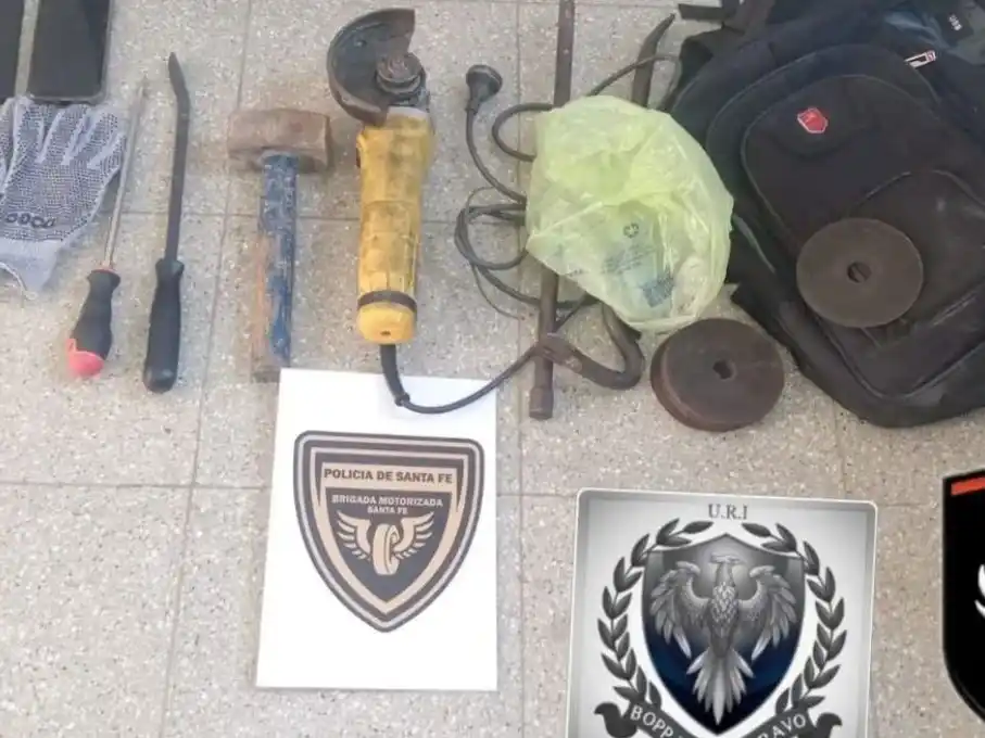 Una amoladora y barretas, entre los elementos secuestrados. Foto: Prensa URI