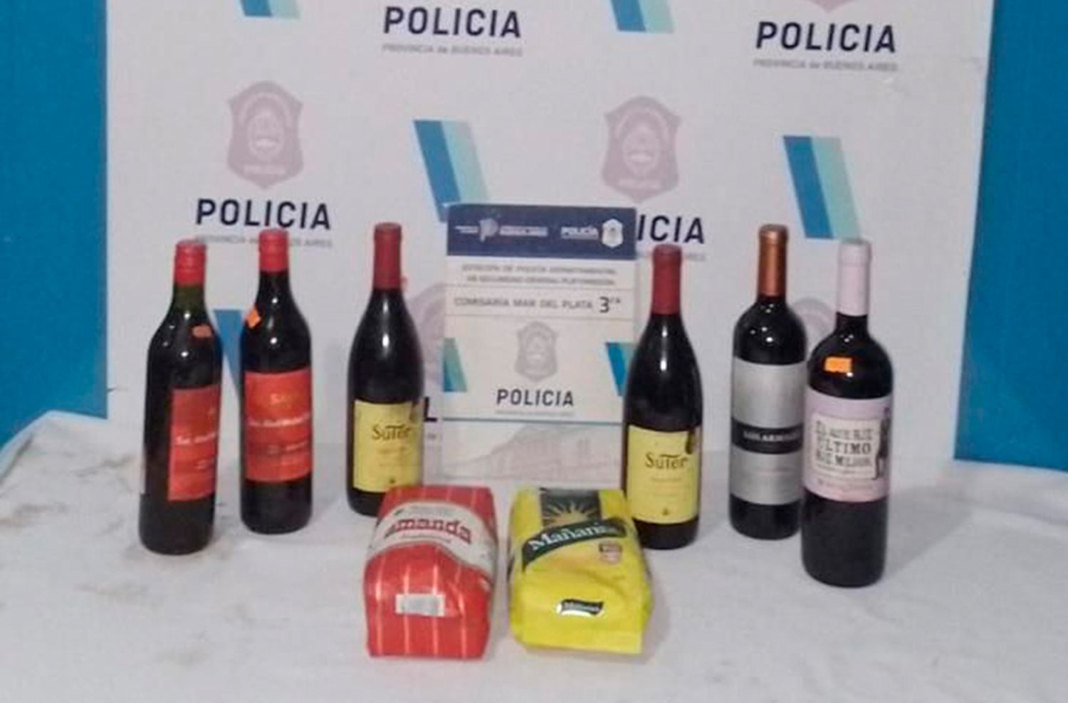 Entró por el techo de un almacén y se llevó 6 botellas de vino