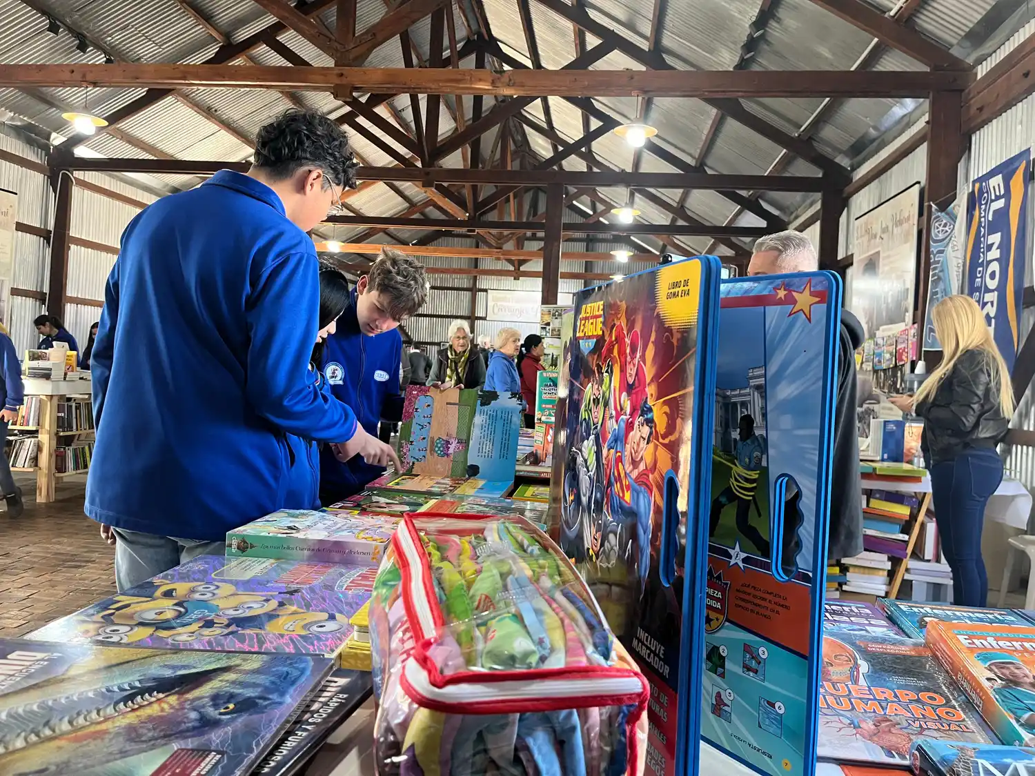 Estudiantes de las escuelas de Brinkamnnn visitaron la muestra en el primer día