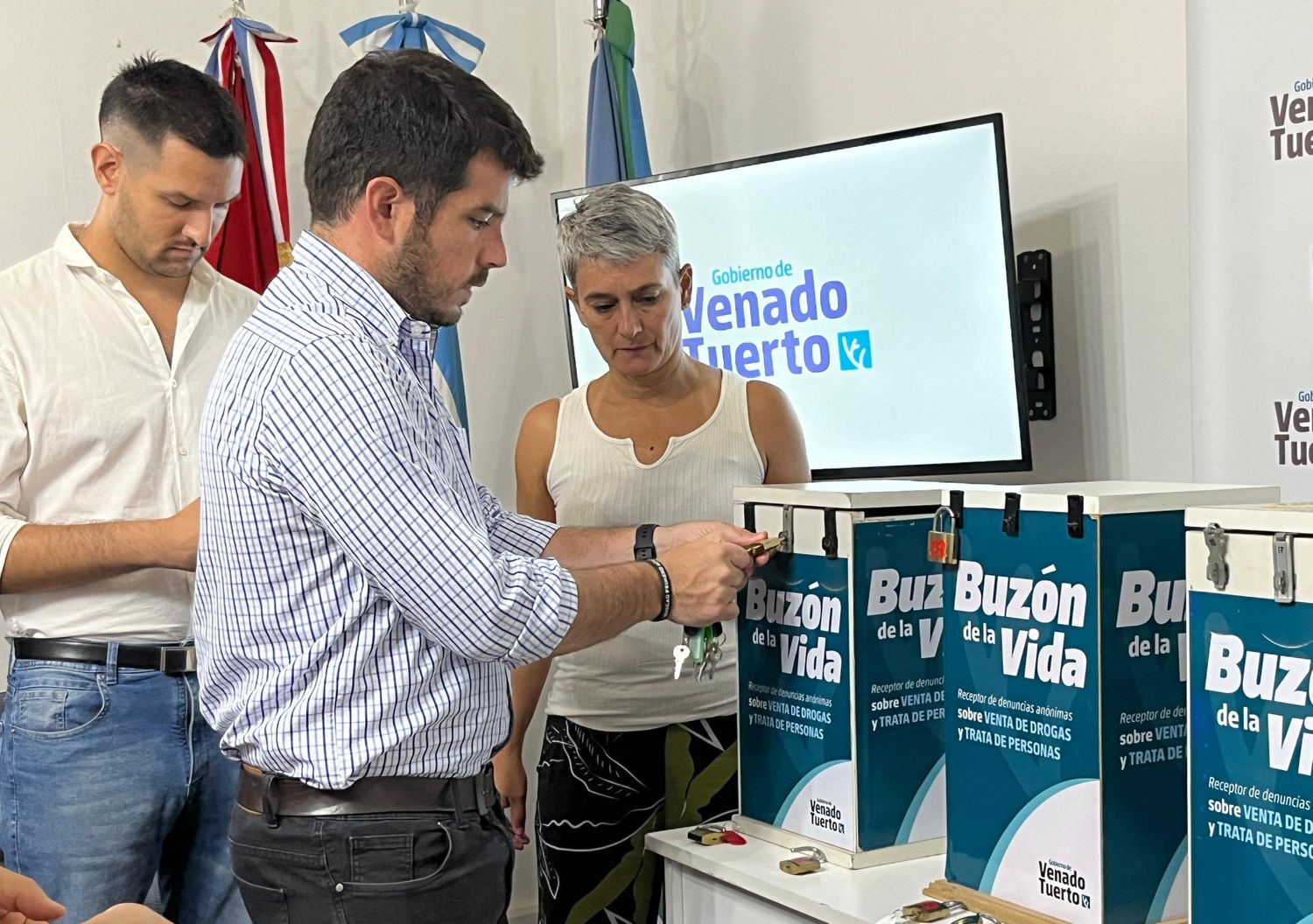El intendente Leonel Chiarella en una de las aperturas de buzones.